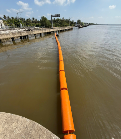 Lắp đặt Phao Chắn Bèo Rác cống Cái Lớn - An Giang 