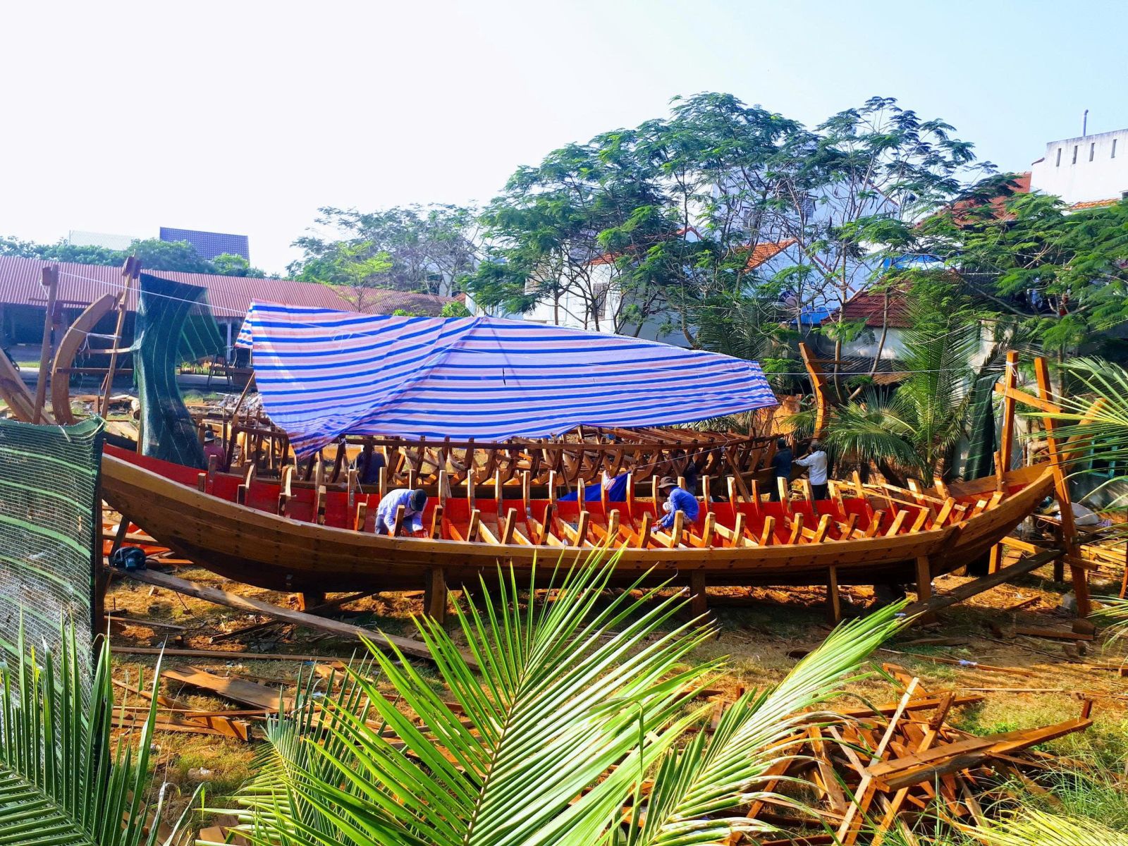 Sản xuất tàu thuyền gỗ chạy bằng động cơ điện tại xưởng